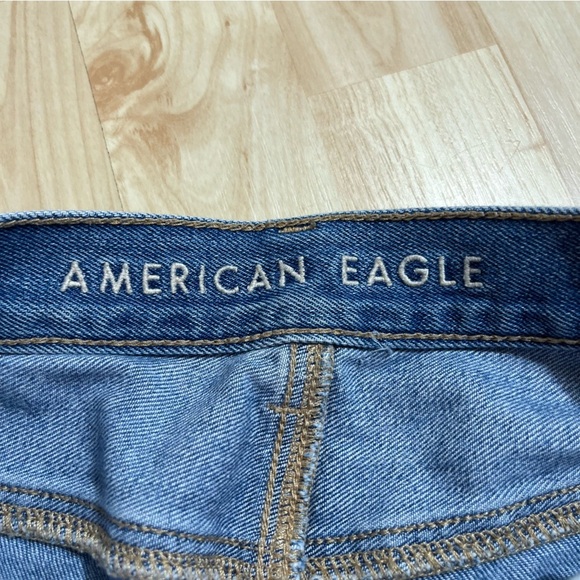 American Eagle Womens Medium Wash Distressed High Rise Mom Jeans Size 4 - Picture 6 of 9